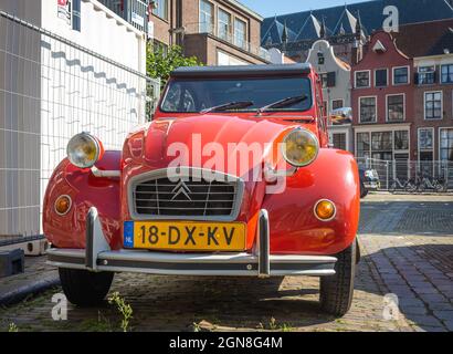 Deventer, Provincia Overijssel, Paesi Bassi, 05.09.2021, Vista frontale della vettura retrò Citroen 2 CV 6 Special dal 1982 in rosso Foto Stock