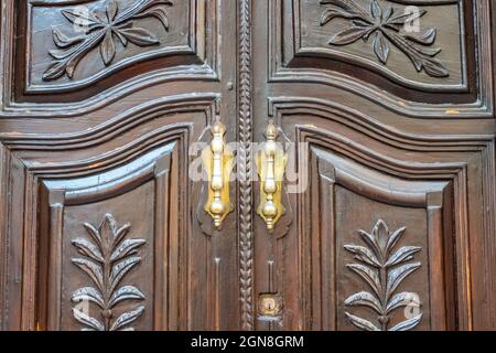 Porta in legno in vecchio stile con intagli Foto Stock