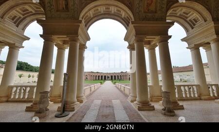 Mantova, Lombardia, Italia: Palazzo te al tramonto, vista sul giardino interno della villa commissionata da Federico II Gonzaga all'architetto G.Romano Foto Stock