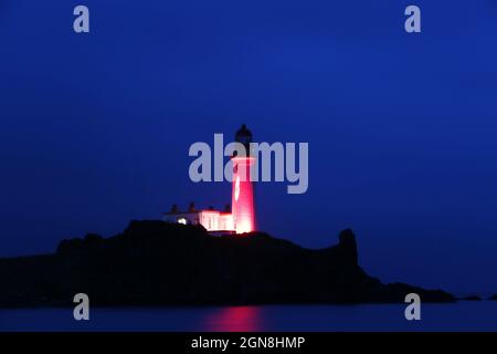 Turnberry Lighthouse, Turnberry, South Ayrshire, Scozia, Regno Unito. In memoria dei caduti dalle guerre, l'iconico faro ha un'apopia proiettata sulla torre Foto Stock