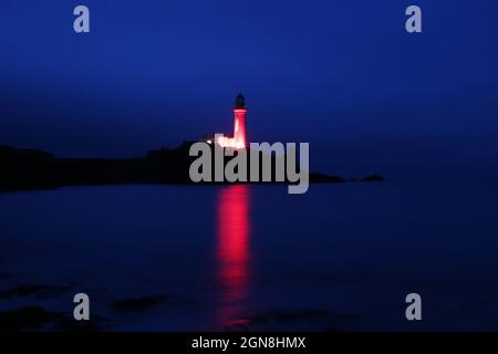 Turnberry Lighthouse, Turnberry, South Ayrshire, Scozia, Regno Unito. In memoria dei caduti dalle guerre, l'iconico faro ha un'apopia proiettata sulla torre Foto Stock