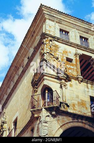 Balcone ad angolo. Vargas y Carvajal Palace, Trujillo, provincia di Caceres, Estremadura, Spagna. Foto Stock