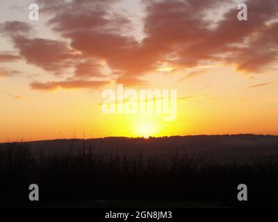 Il sole che tramonta dà una scena magica su Dunstable Downs. Foto Stock