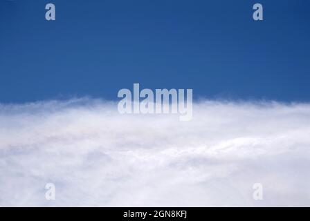 Bellissimo paesaggio del cielo con nuvole bianche morbide sul fondo per foto e cielo blu sfumato sopra su luminoso giorno di sole vista orizzontale Foto Stock