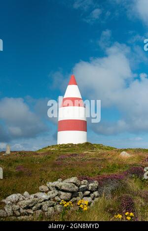 Il Daymark e i resti di una stazione di segnale dell'Ammiragliato di epoca napoleonica su St Martin's, isole di Scilly Foto Stock