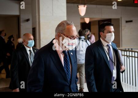 Chuck Schumer (democratico di New York), leader della maggioranza del Senato degli Stati Uniti, esce dopo essere entrato a far parte del Presidente della Camera dei rappresentanti degli Stati Uniti Nancy Pelosi (democratico della California) per la conferenza stampa settimanale al Campidoglio degli Stati Uniti a Washington, DC, giovedì 23 settembre 2021. Credit: Rod Lammey/CNP /MediaPunch Foto Stock