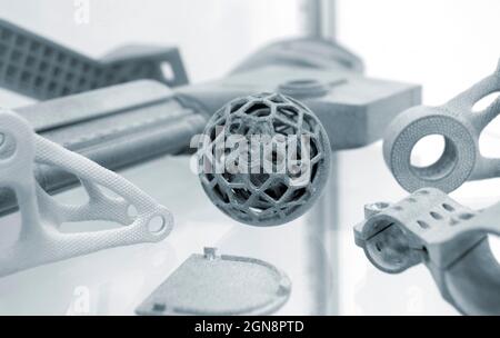 Oggetto grigio stampato su stampante 3D industriale a polvere. Foto Stock