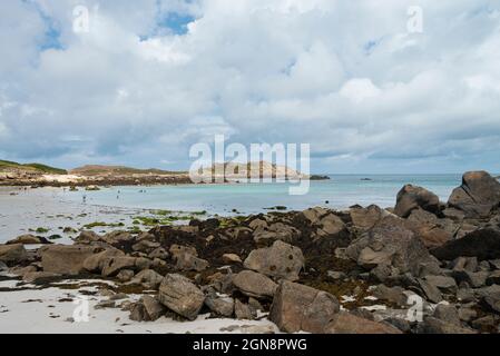 Persone che si godono il mare a Little Bay, St Martin's, Isole di Scilly Foto Stock