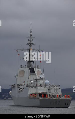 ESPS Almirante Juan de Borbon (F102), fregata di difesa aerea di classe Alvaro de Bazan (o classe F100) operata dalla Marina spagnola, passando Greenock sul Firth di Clyde, prima di partecipare agli esercizi militari Dynamic Mariner 2021 e Joint Warrior 21-2. Foto Stock