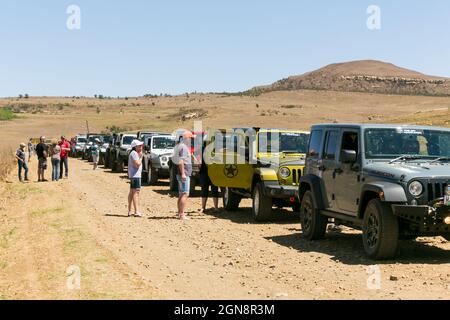 HARRISMITH, SUDAFRICA - 11 agosto 2021: Il club dei proprietari della jeep in posizione nelle montagne di Drakensberg in Harrismith, Sudafrica Foto Stock