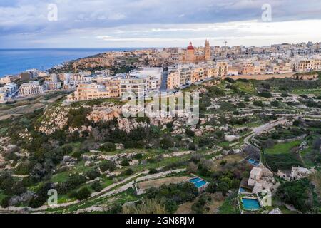 Malta, Regione Settentrionale, Mellieha, veduta aerea della città costiera Foto Stock