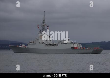 ESPS Almirante Juan de Borbon (F102), fregata di difesa aerea di classe Alvaro de Bazan (o classe F100) operata dalla Marina spagnola, passando Greenock sul Firth di Clyde, prima di partecipare agli esercizi militari Dynamic Mariner 2021 e Joint Warrior 21-2. Foto Stock