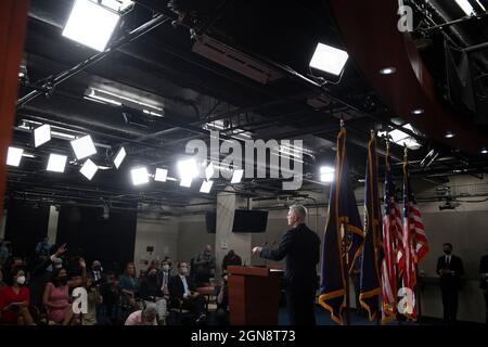 Washington, Vereinigte Staaten. 23 settembre 2021. Kevin McCarthy (repubblicano della California), leader della minoranza della Camera degli Stati Uniti, tiene la sua conferenza stampa settimanale al Campidoglio degli Stati Uniti a Washington, DC, giovedì 23 settembre 2021. Credit: Rod Lammey/CNP/dpa/Alamy Live News Foto Stock