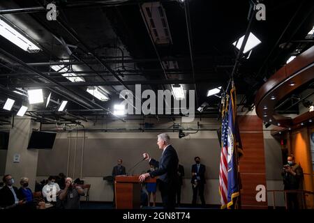 Washington, Vereinigte Staaten. 23 settembre 2021. Kevin McCarthy (repubblicano della California), leader della minoranza della Camera degli Stati Uniti, tiene la sua conferenza stampa settimanale al Campidoglio degli Stati Uniti a Washington, DC, giovedì 23 settembre 2021. Credit: Rod Lammey/CNP/dpa/Alamy Live News Foto Stock