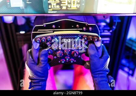 Giocatore maschio che tiene il controller durante il gioco video in studio Foto Stock