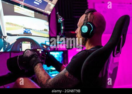 Giocatore maschile medio adulto che gioca video gioco in studio Foto Stock