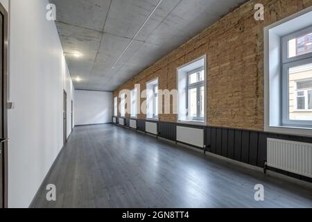 lungo corridoio bianco vuoto all'interno della sala d'ingresso di moderni appartamenti, uffici o cliniche Foto Stock