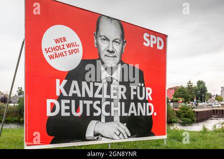 2021 Bundestag / German Federal campagna elettorale cartellone lettura 'Kanzler fuer Deutschland' per il centro sinistra Partito socialdemocratico della Germania candidato alla picturing OLAF Scholz attualmente il principale concorrente che potrebbe diventare il nuovo cancelliere della Germania 2021 settembre, Berlino, Germania, UE Foto Stock