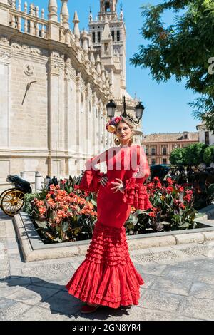 Flamenco femminile con le mani in piedi alla moda in Plaza del Triunfo, Siviglia, Spagna Foto Stock