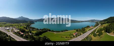 Panorama dei droni dell'Autobahn A1 e del lago Mondsee Foto Stock