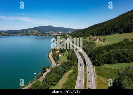 Vista sul drone dell'autostrada A1 e del lago Mondsee Foto Stock