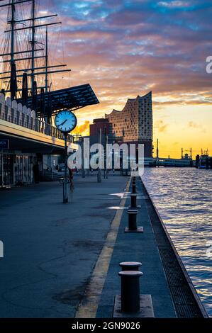 Germania, Amburgo, porto vuoto a HafenCity all'alba con Elbphilharmonie sullo sfondo Foto Stock