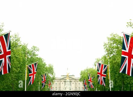 Regno Unito, Inghilterra, Londra, file di flagpoli con bandiere britanniche di fronte a Buckingham Palace Foto Stock