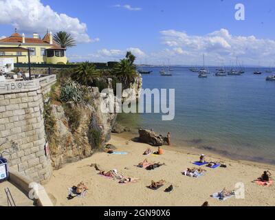 Cascais, Portogallo. 23 settembre 2021. (INT) movimento alla spiaggia di Rainha a Cascais. Settembre 23, 2021, Cascais, Portogallo: Anche con una giornata calda a metà autunno, pochi bagnanti si avventurarono sulla spiaggia di Rainha, a Cascais, sulla costa del Portogallo, il Giovedi (23) (Credit Image: © Edson De Souza/TheNEWS2 via ZUMA Press Wire) Foto Stock