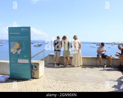 Cascais, Portogallo. 23 settembre 2021. (INT) movimento alla spiaggia di Rainha a Cascais. Settembre 23, 2021, Cascais, Portogallo: Anche con una giornata calda a metà autunno, pochi bagnanti si avventurarono sulla spiaggia di Rainha, a Cascais, sulla costa del Portogallo, il Giovedi (23) (Credit Image: © Edson De Souza/TheNEWS2 via ZUMA Press Wire) Foto Stock