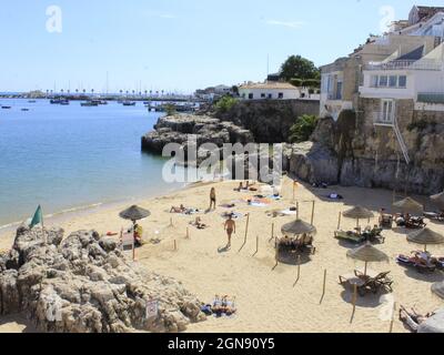 Cascais, Portogallo. 23 settembre 2021. (INT) movimento alla spiaggia di Rainha a Cascais. Settembre 23, 2021, Cascais, Portogallo: Anche con una giornata calda a metà autunno, pochi bagnanti si avventurarono sulla spiaggia di Rainha, a Cascais, sulla costa del Portogallo, il Giovedi (23) (Credit Image: © Edson De Souza/TheNEWS2 via ZUMA Press Wire) Foto Stock