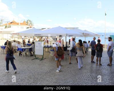 Cascais, Portogallo. 23 settembre 2021. (INT) movimento alla spiaggia di Rainha a Cascais. Settembre 23, 2021, Cascais, Portogallo: Anche con una giornata calda a metà autunno, pochi bagnanti si avventurarono sulla spiaggia di Rainha, a Cascais, sulla costa del Portogallo, il Giovedi (23) (Credit Image: © Edson De Souza/TheNEWS2 via ZUMA Press Wire) Foto Stock