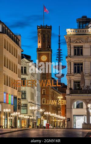 Germania, Amburgo, Neuer Wall strada vuota al crepuscolo con Alte Post e Heinrich Hertz Torre sullo sfondo Foto Stock