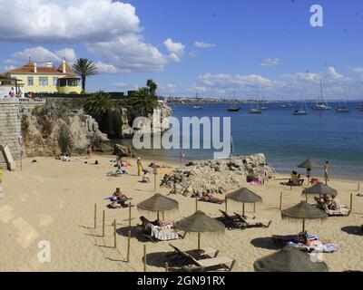 Cascais, Portogallo. 23 settembre 2021. (INT) movimento alla spiaggia di Rainha a Cascais. Settembre 23, 2021, Cascais, Portogallo: Anche con una giornata calda a metà autunno, pochi bagnanti si avventurarono sulla spiaggia di Rainha, a Cascais, sulla costa del Portogallo, il Giovedi (23) (Credit Image: © Edson De Souza/TheNEWS2 via ZUMA Press Wire) Foto Stock