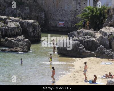 Cascais, Portogallo. 23 settembre 2021. (INT) movimento alla spiaggia di Rainha a Cascais. Settembre 23, 2021, Cascais, Portogallo: Anche con una giornata calda a metà autunno, pochi bagnanti si avventurarono sulla spiaggia di Rainha, a Cascais, sulla costa del Portogallo, il Giovedi (23) (Credit Image: © Edson De Souza/TheNEWS2 via ZUMA Press Wire) Foto Stock