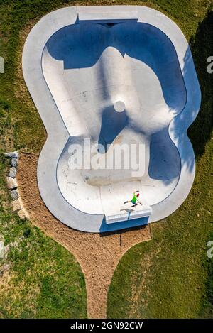 Pattinando sportivo allo skatepool nelle giornate di sole Foto Stock