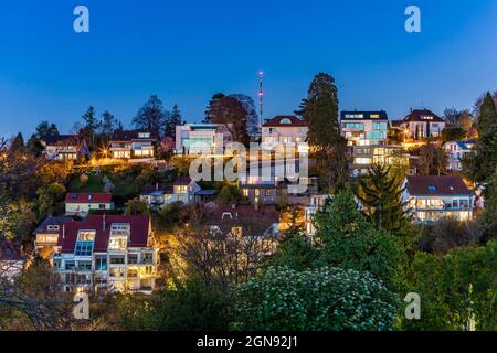 Germania, Baden-Wurttemberg, Stoccarda, ville Hillside del sobborgo di Haigst al tramonto Foto Stock