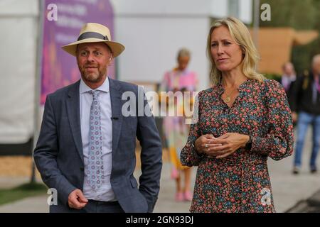 Relatori TV, Joe Swift e Sophie Raworth al primo Salone dei Fiori di Chelsea che si tiene nel parco del Royal Hospital Chelsea. Foto Stock