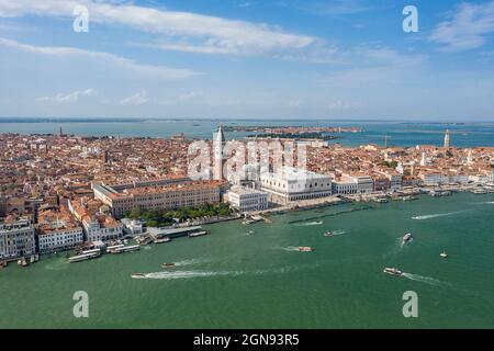 Italia, Veneto, Venezia, veduta aerea del lungomare di Riva degli Schiavoni con Palazzo Ducale sullo sfondo Foto Stock