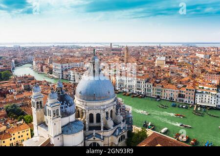 Italia, Veneto, Venezia, veduta aerea del Canal Grande e Basilica di Santa Maria della Salute Foto Stock