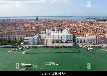 Italia, Veneto, Venezia, veduta aerea del lungomare di Riva degli Schiavoni con Palazzo Ducale sullo sfondo Foto Stock