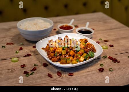 Kung Pao Chicken, piatto tradizionale cinese servito con riso bianco Foto Stock