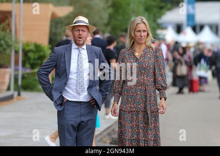 Londra, Regno Unito. 20 Settembre 2021. Relatori TV, Joe Swift e Sophie Raworth al primo Salone dei Fiori di Chelsea che si tiene nel parco del Royal Hospital Chelsea. (Foto di Steve Taylor/SOPA Images/Sipa USA) Credit: Sipa USA/Alamy Live News Foto Stock