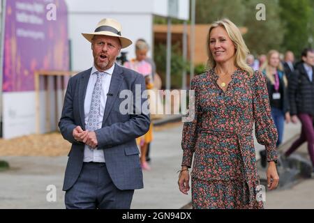 Londra, Regno Unito. 20 Settembre 2021. Relatori TV, Joe Swift e Sophie Raworth al primo Salone dei Fiori di Chelsea che si tiene nel parco del Royal Hospital Chelsea. (Foto di Steve Taylor/SOPA Images/Sipa USA) Credit: Sipa USA/Alamy Live News Foto Stock