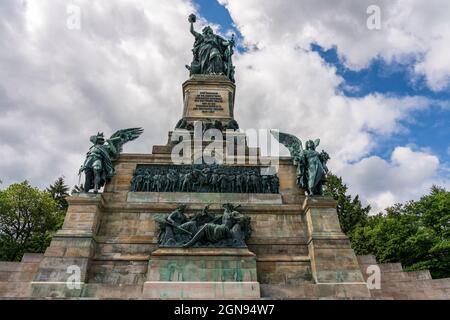 Figura della Germania in cima al Niederwalddenkmal nella valle del Reno, Germania. Foto Stock