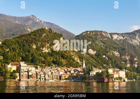 Vista da una barca di Varenna, un villaggio tradizionale sul Lago di Como, Italia Foto Stock