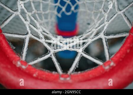 Canestro da basket surgelato e rete Foto Stock