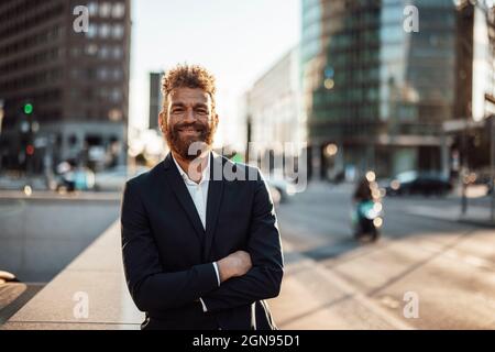 Professionista maschile sul sentiero durante l'estate Foto Stock