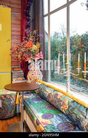 Interno di camera accogliente con una grande finestra Foto Stock