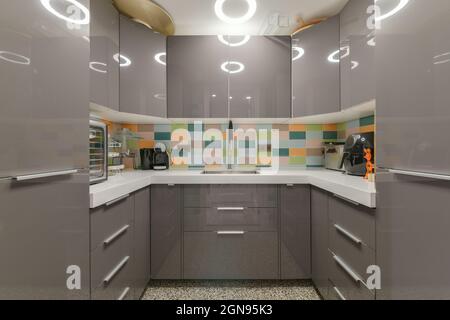 Interno della cucina moderna con mobili Foto Stock