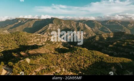 Vista aerea delle montagne Les Garrigues al tramonto Foto Stock